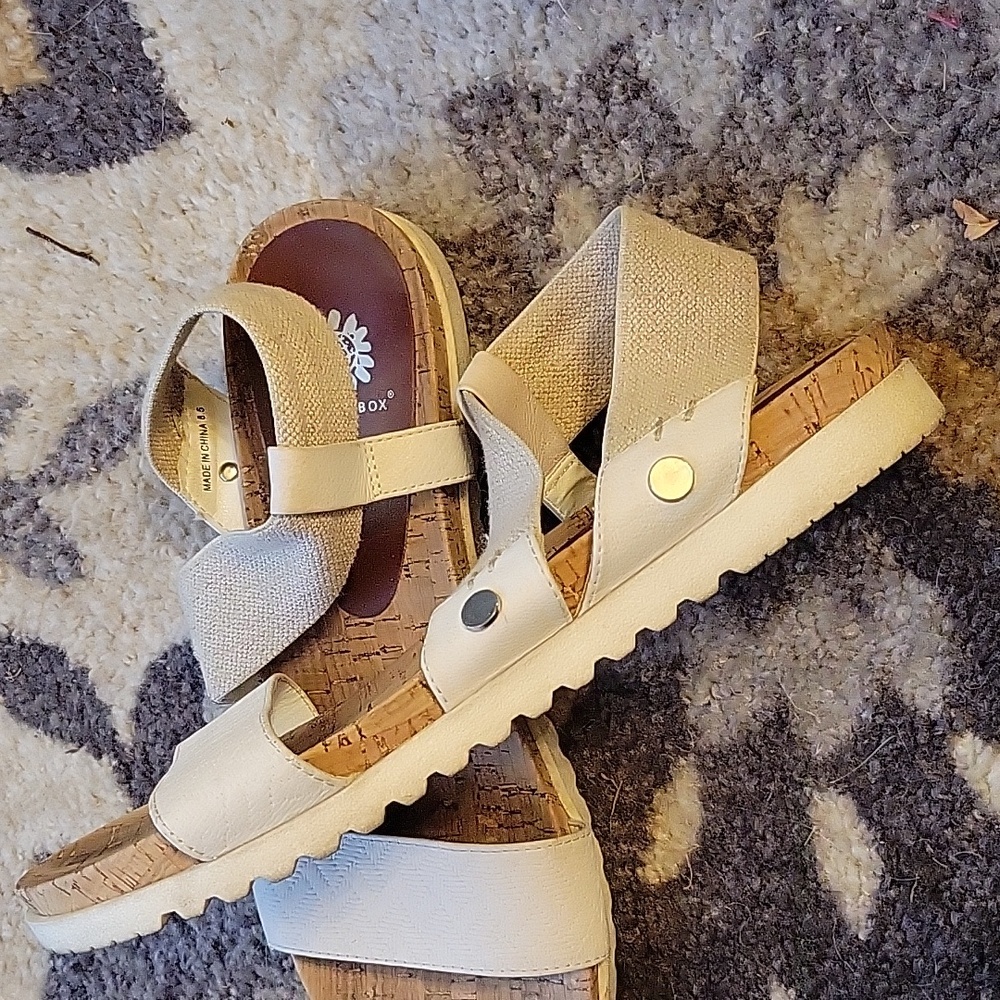 4 For $20 Great sandals - Picture 2 of 3